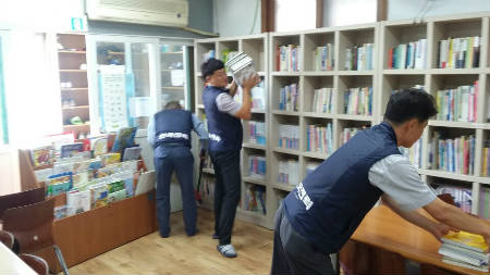 책꽂이를 정돈하는 장면